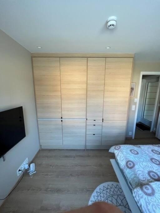Bed, TV and multimedia, Photo of the whole room, wardrobe