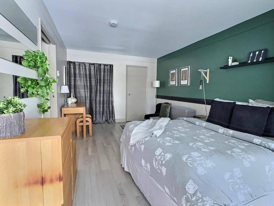 Bed, Seating area, Bedroom