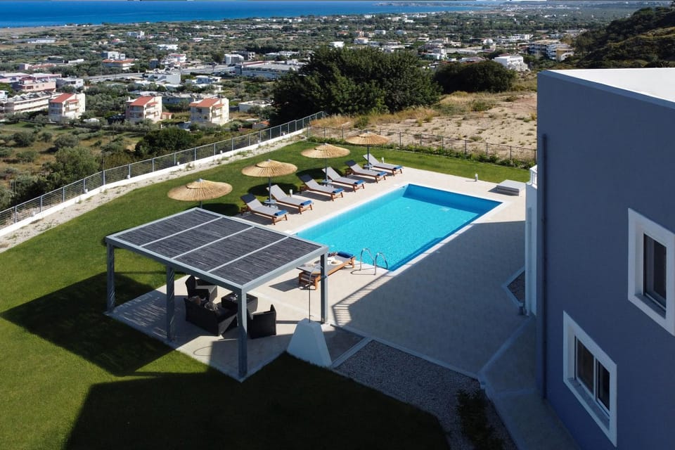 Property building, Day, Natural landscape, Bird's eye view, Swimming pool, sunbed