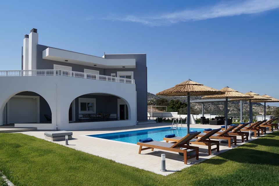 Property building, Day, Swimming pool, sunbed