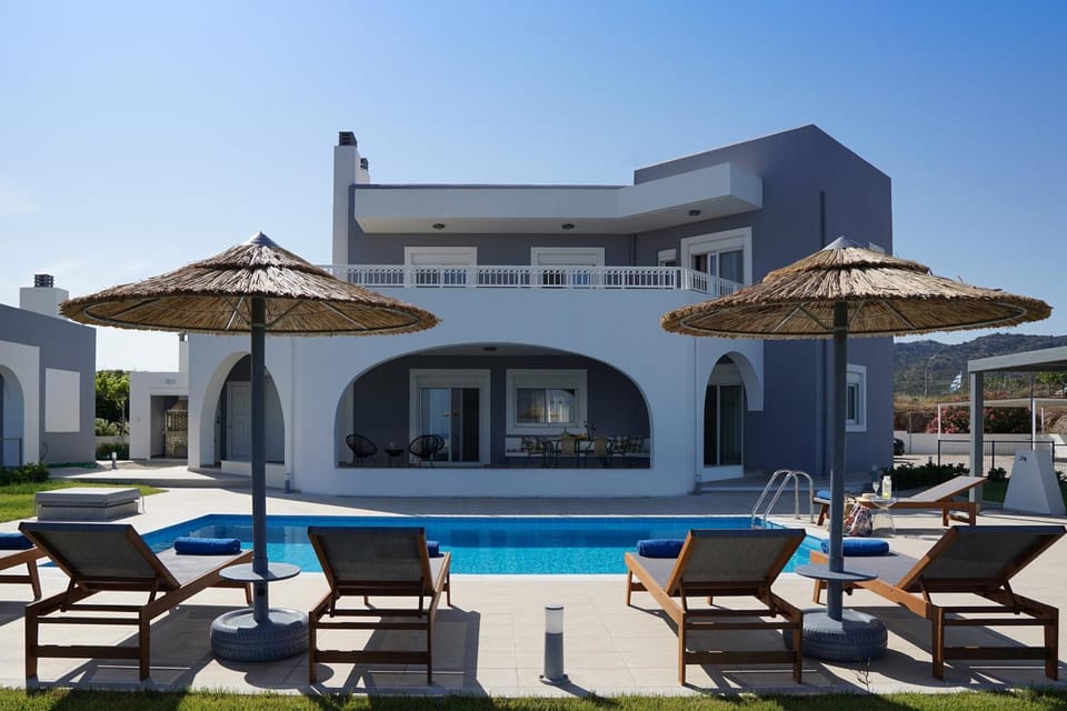 Property building, Day, Pool view, Swimming pool, sunbed