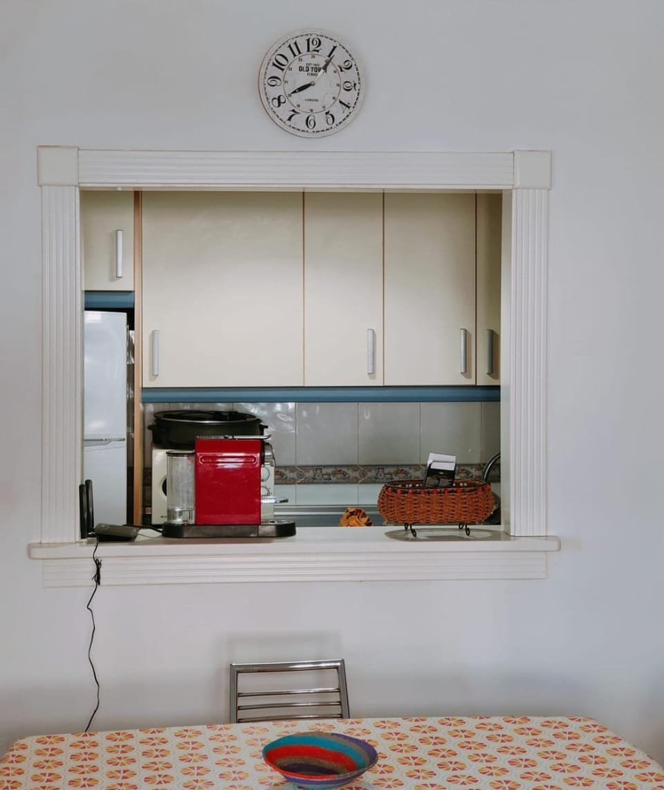 Kitchen or kitchenette, minibar