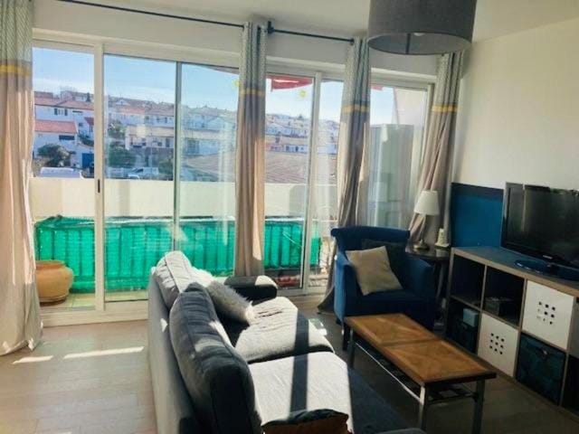 Communal lounge/ TV room, TV and multimedia, Living room, Seating area