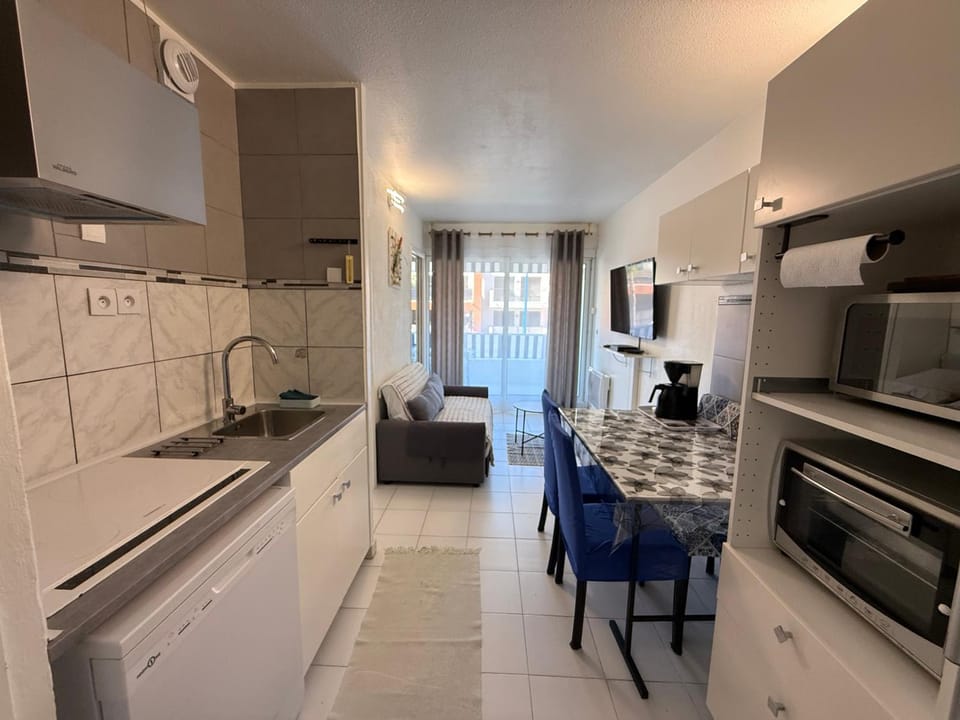 TV and multimedia, Living room, Dining area, dishwasher, oven, stove, kitchen, air conditioner