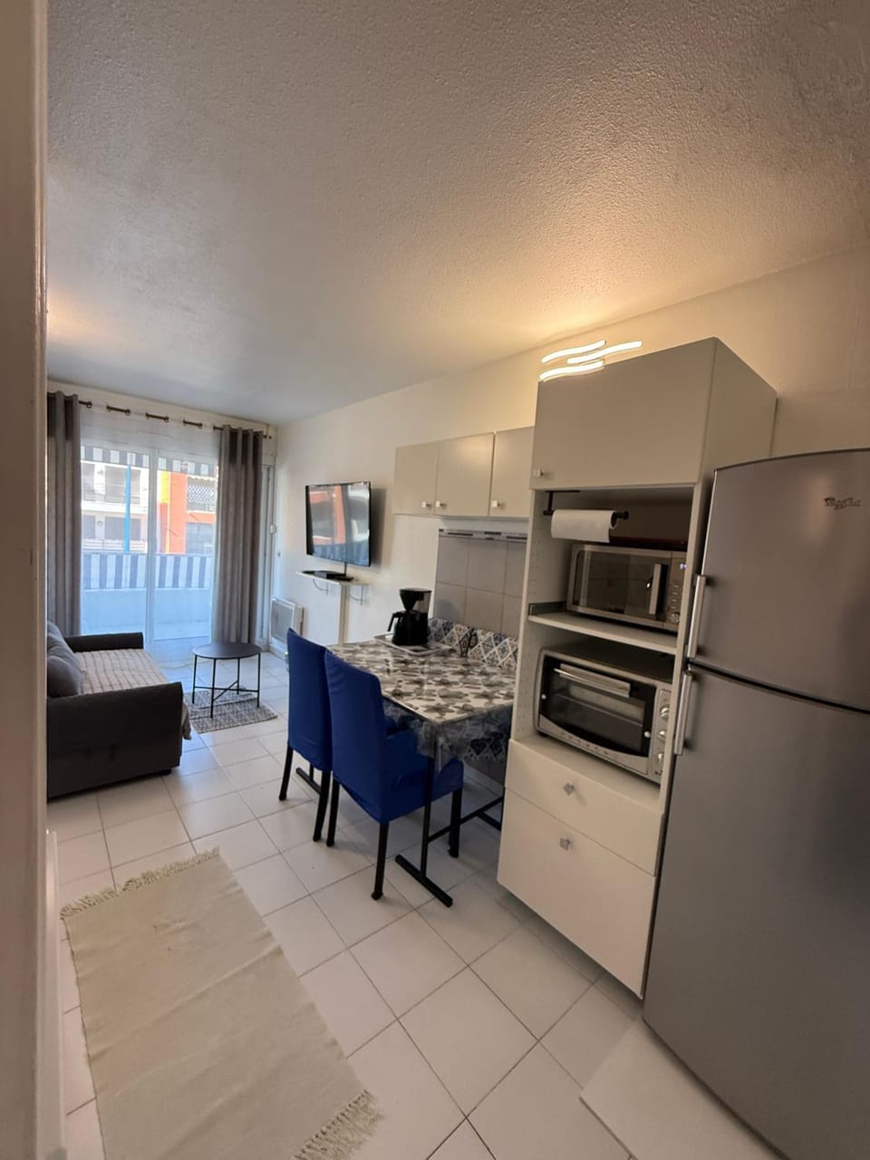 Dining area, microwave, oven