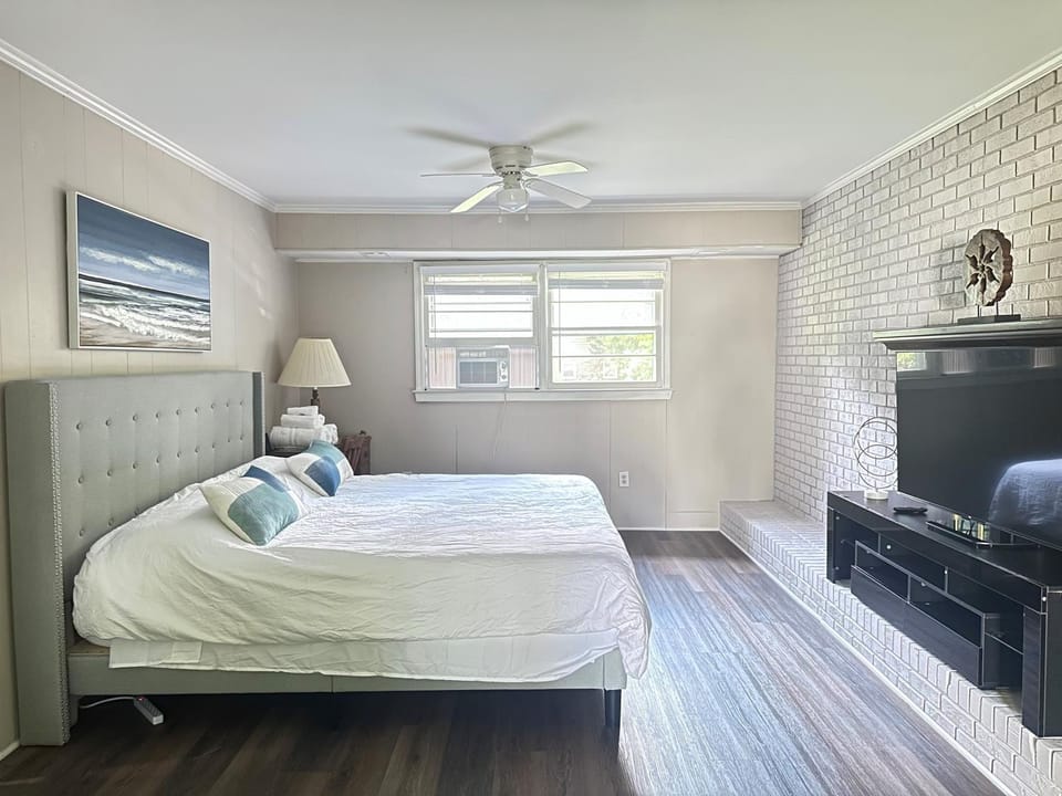 Bed, TV and multimedia, Bedroom