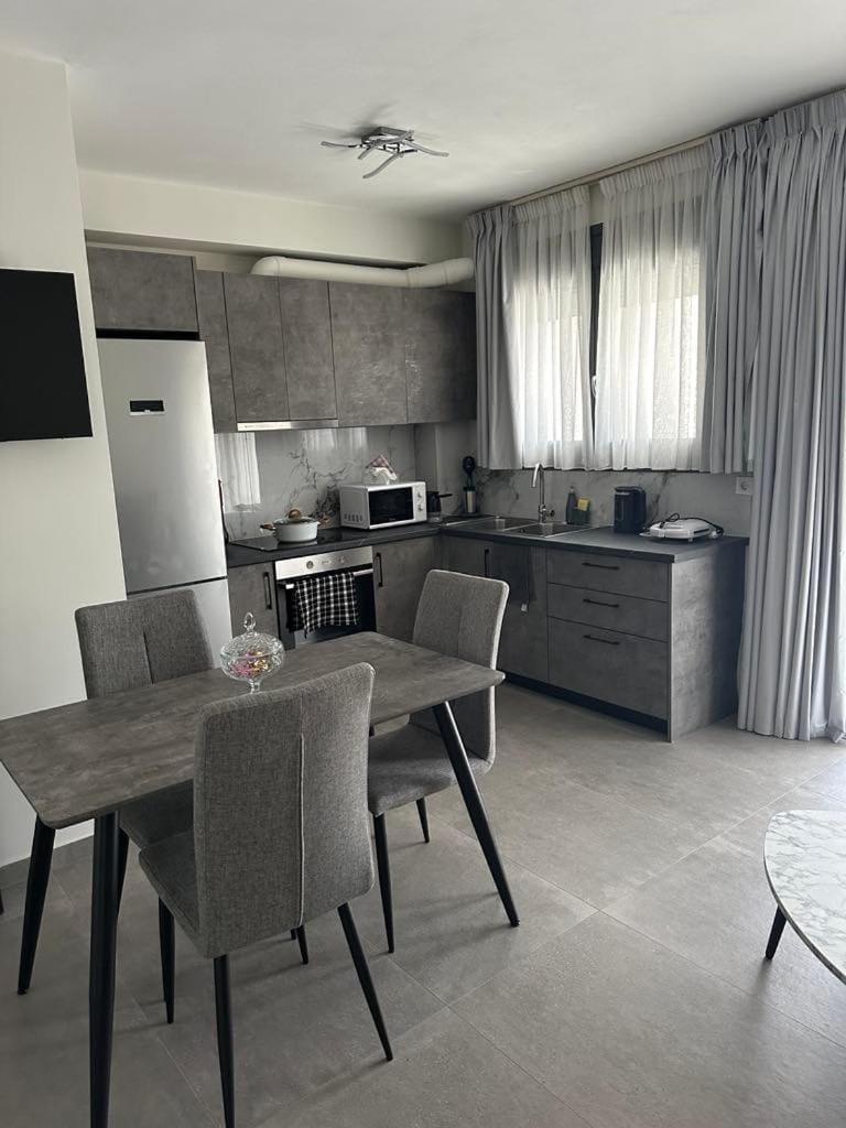 TV and multimedia, Kitchen or kitchenette, Dining area, stove