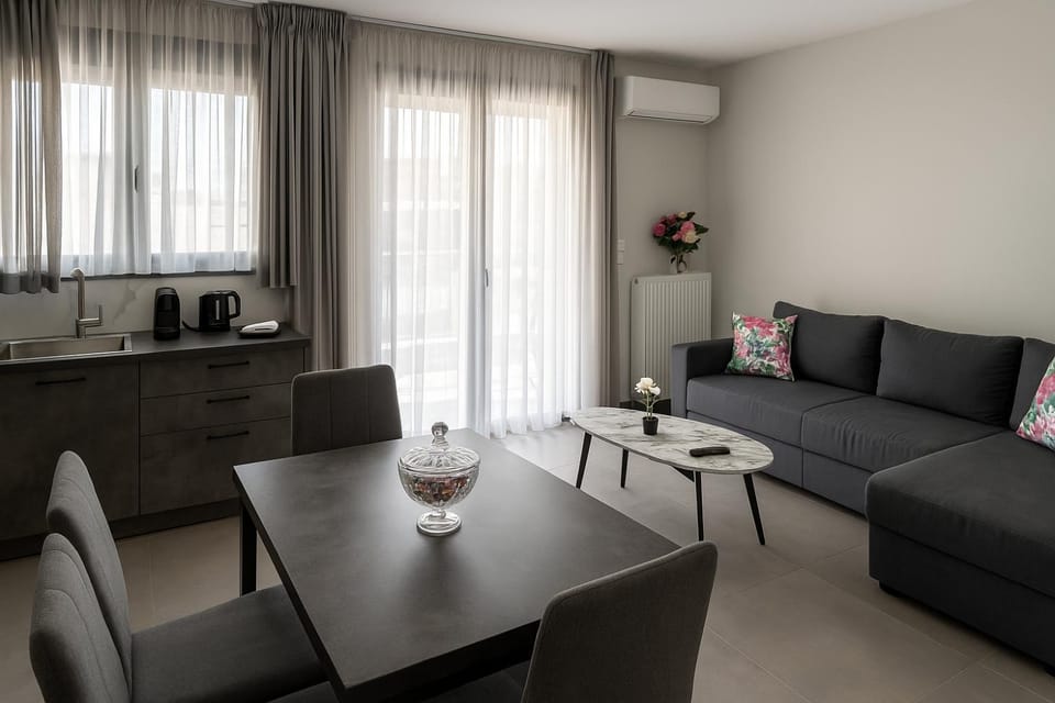 Kitchen or kitchenette, Living room, Seating area, Dining area