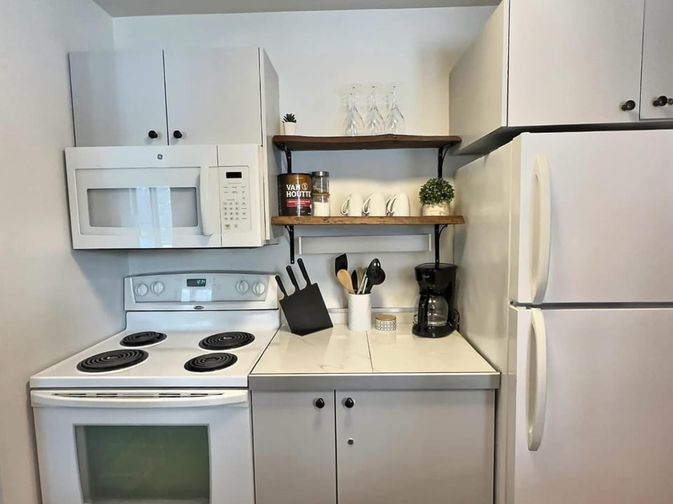 Kitchen or kitchenette, oven, toaster