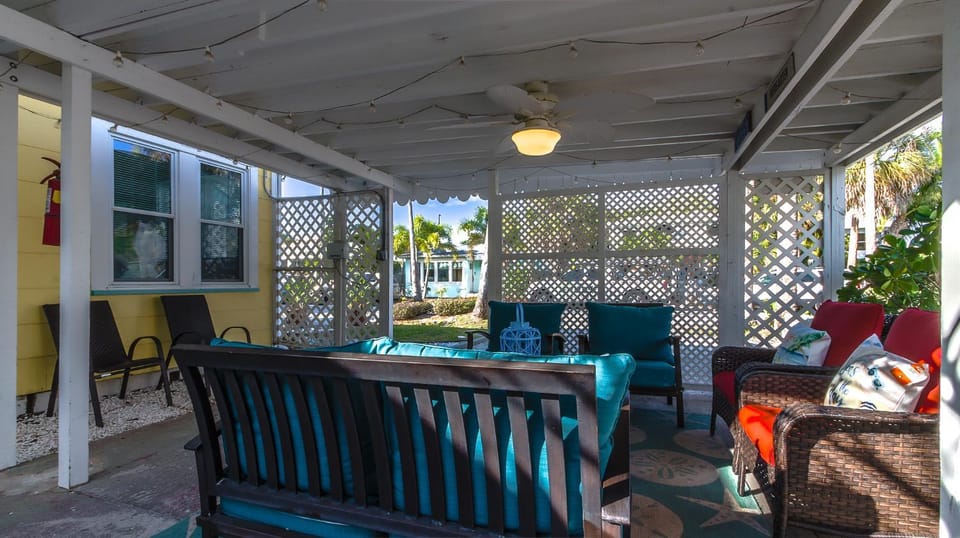 1BR 1BA NorthStar Bungalow. Just Steps to the beach and the bay. House in Tierra Verde