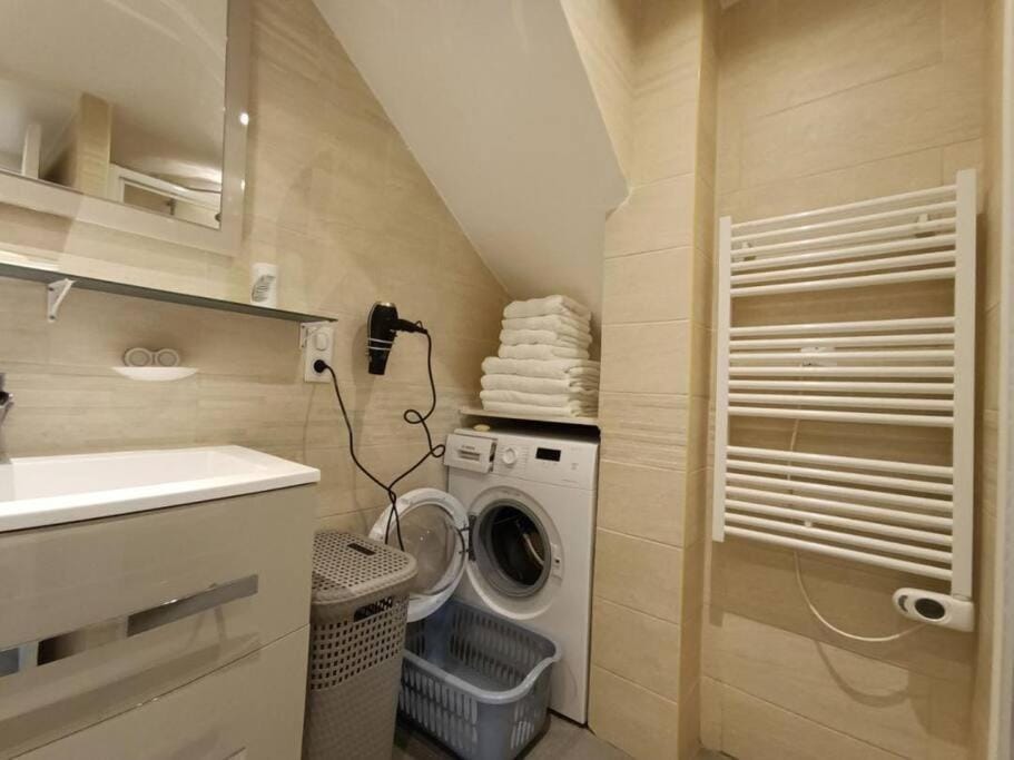 Bathroom, towels, washing machine