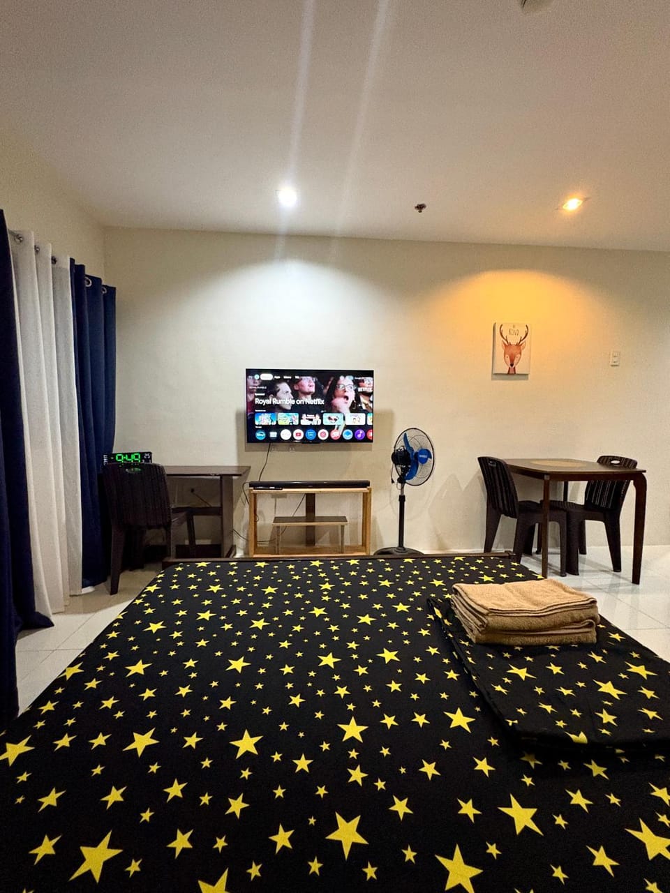Communal lounge/ TV room, Bed, Bedroom