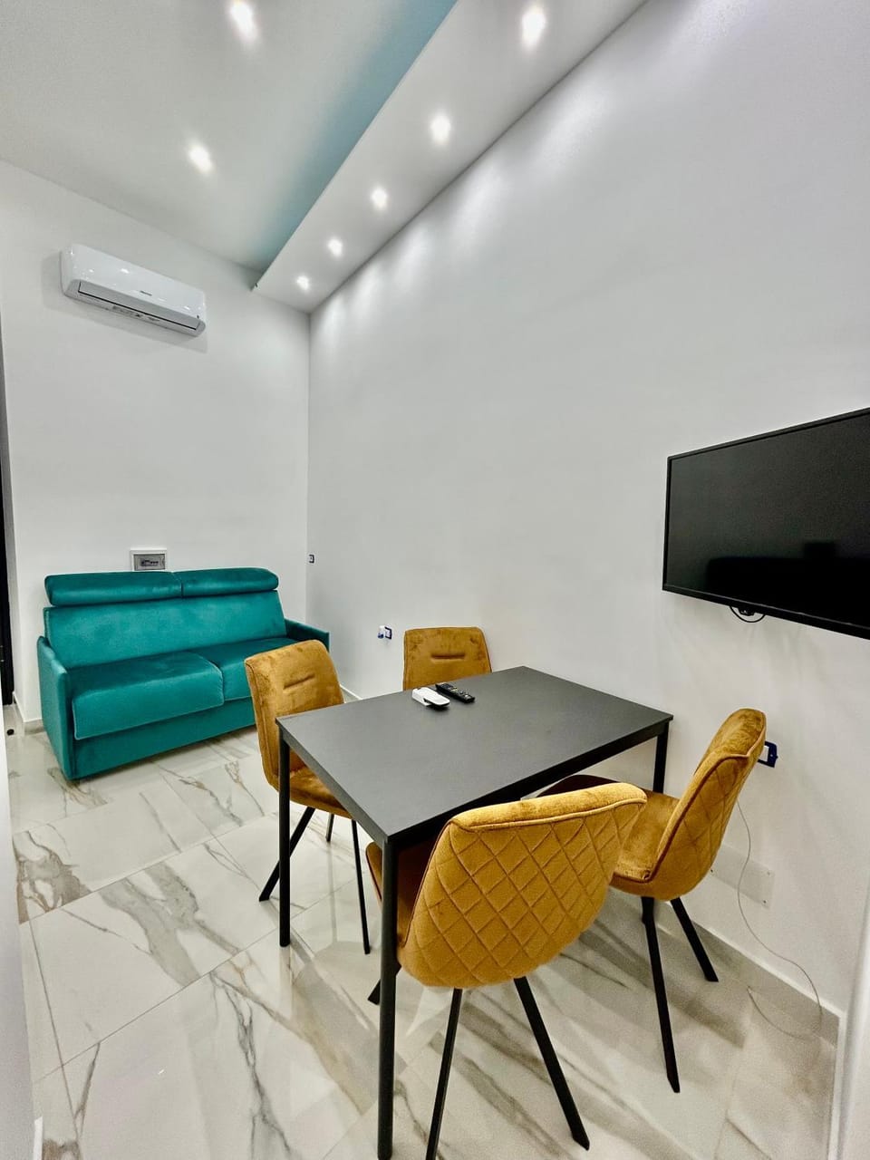 Communal lounge/ TV room, TV and multimedia, Living room, Seating area, Dining area, air conditioner