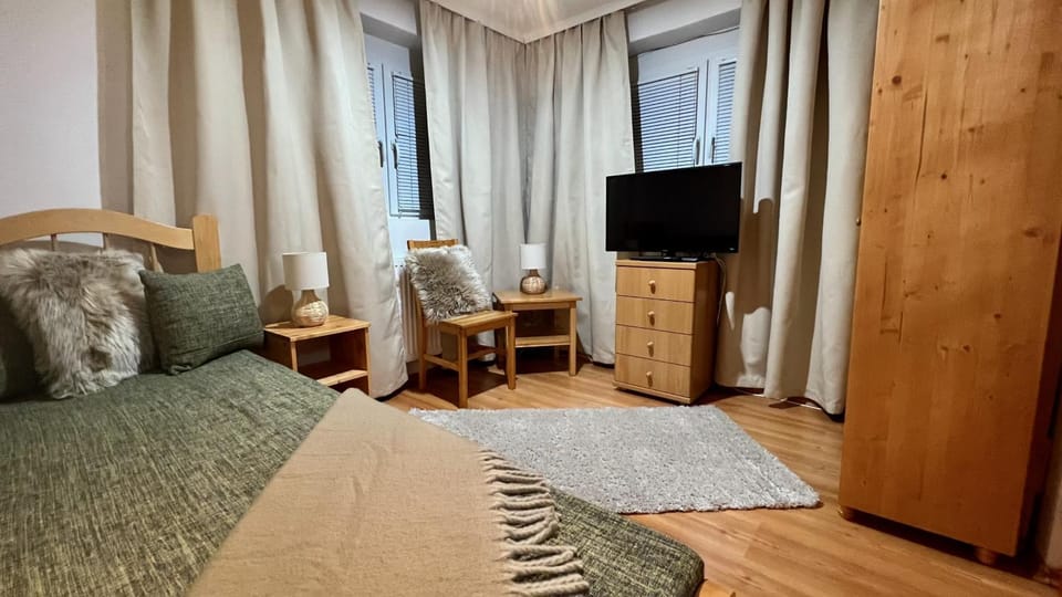 Bed, TV and multimedia, Bedroom