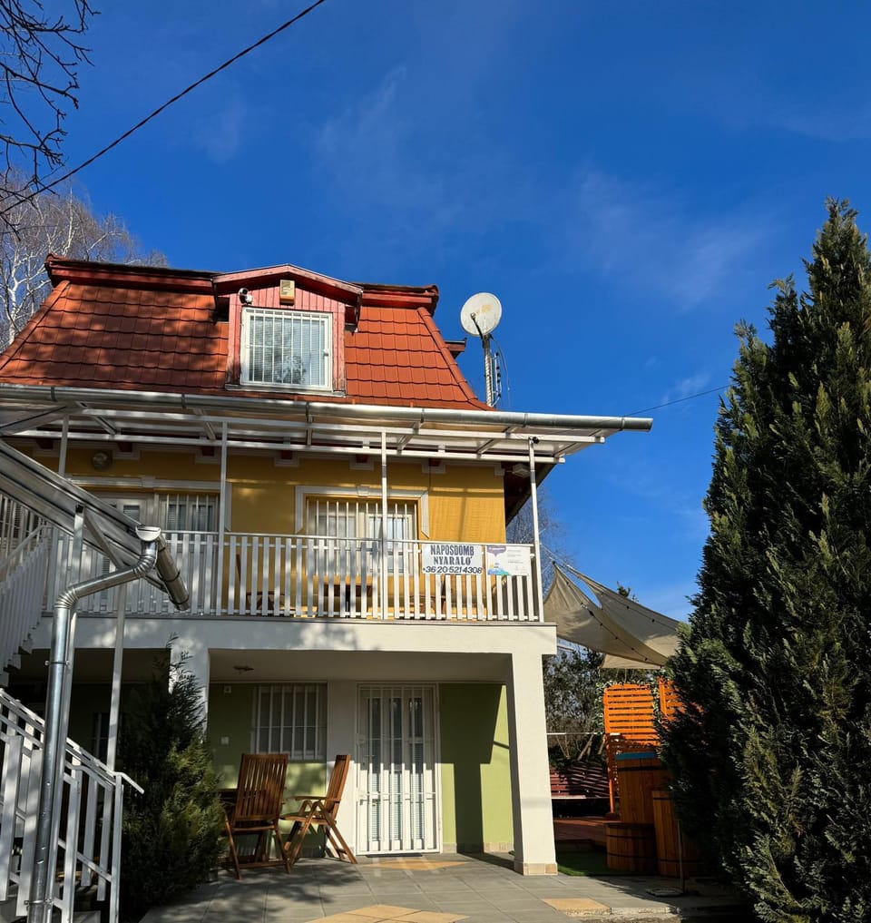 Property building, Day, Balcony/Terrace