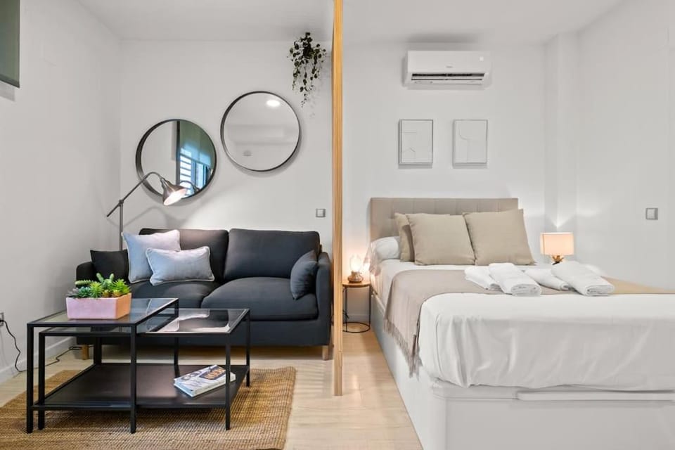 Bed, Living room, Photo of the whole room, Seating area, Bedroom
