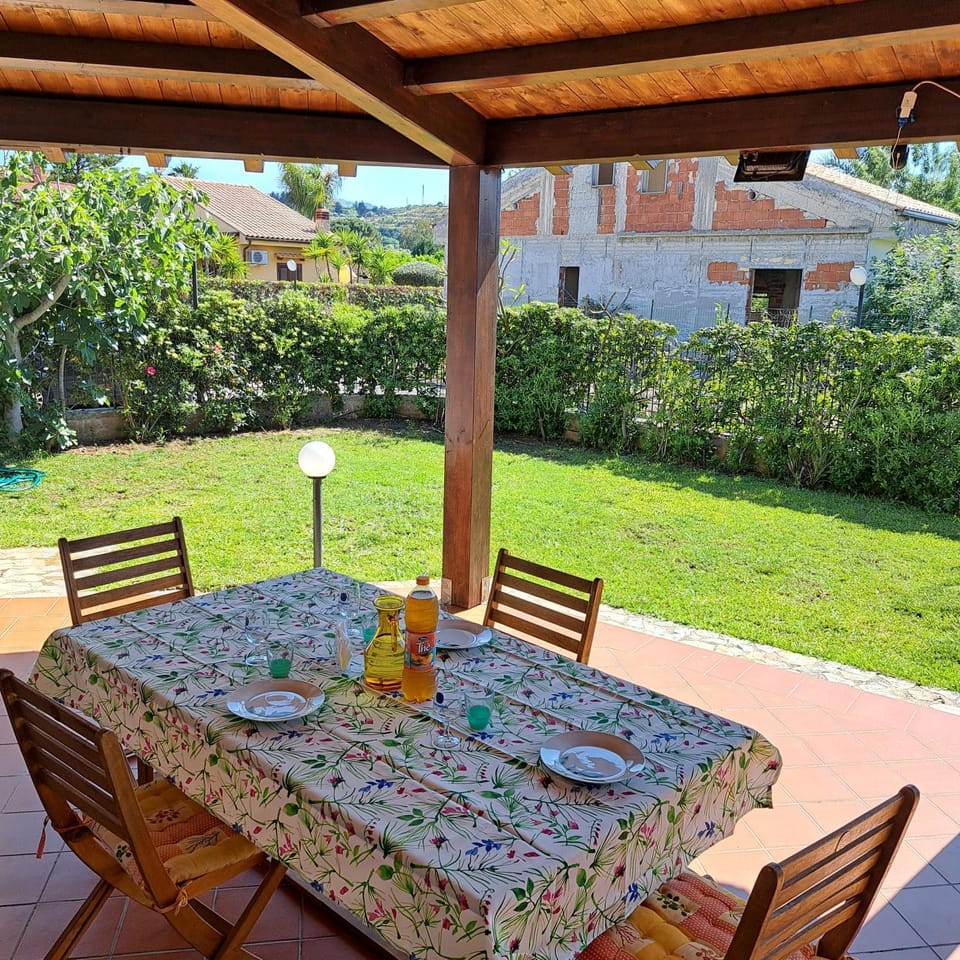 Property building, Patio, Day, Garden, Dining area, Garden view