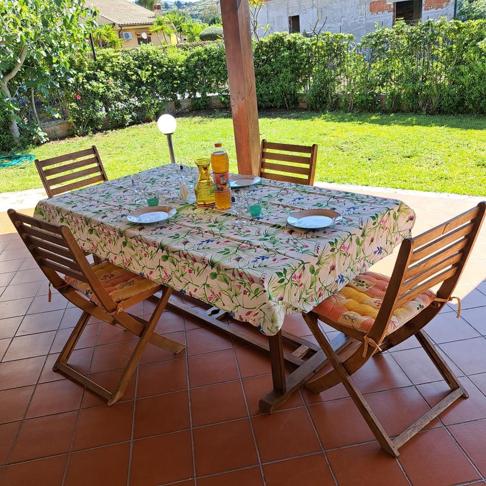 Patio, Day, Garden, Food and drinks, Dining area, Food, Garden view