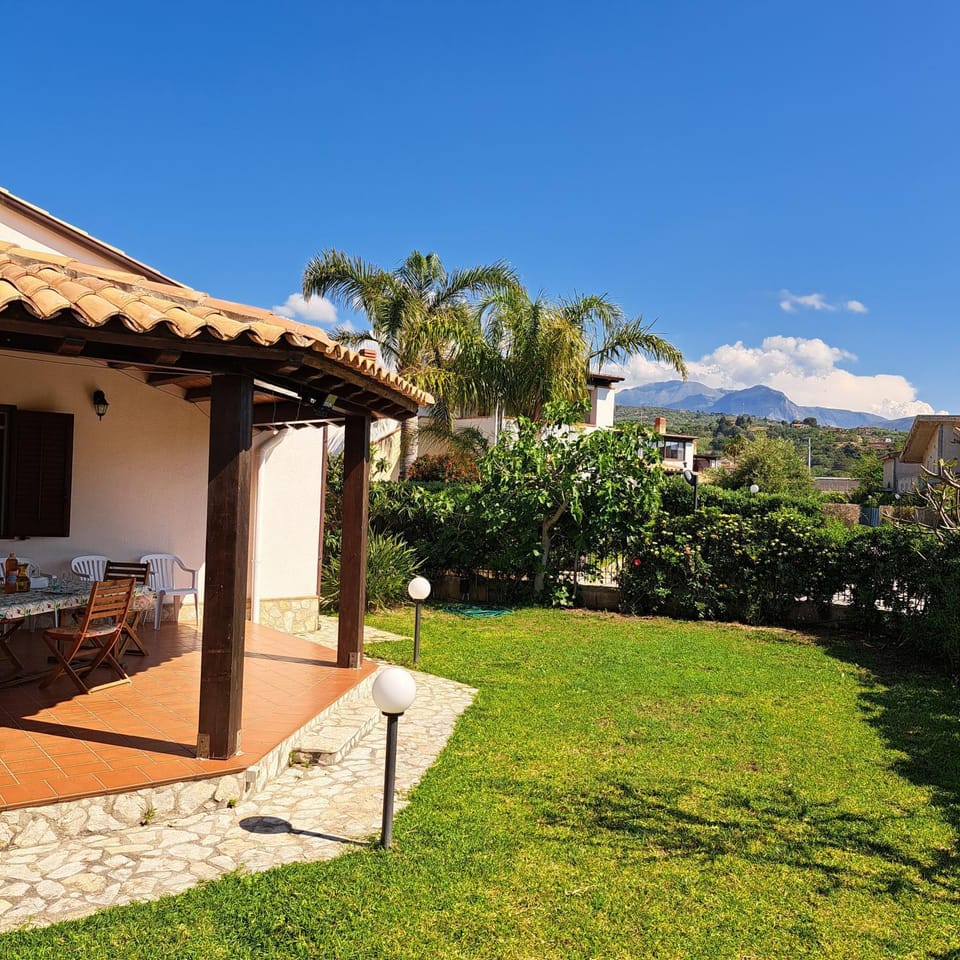 Property building, Patio, Day, Natural landscape, Garden, Garden view