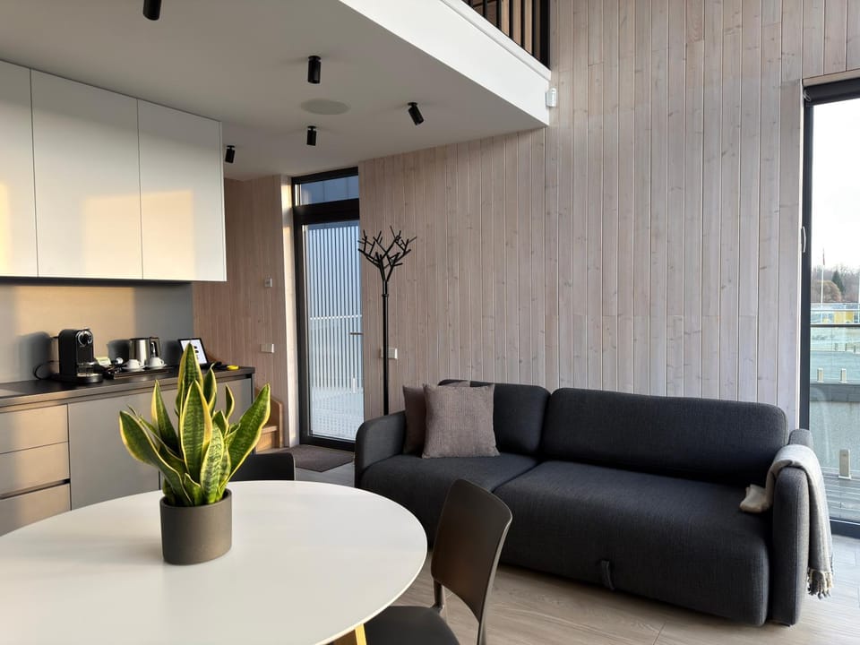 Coffee/tea facilities, Kitchen or kitchenette, Living room, Seating area