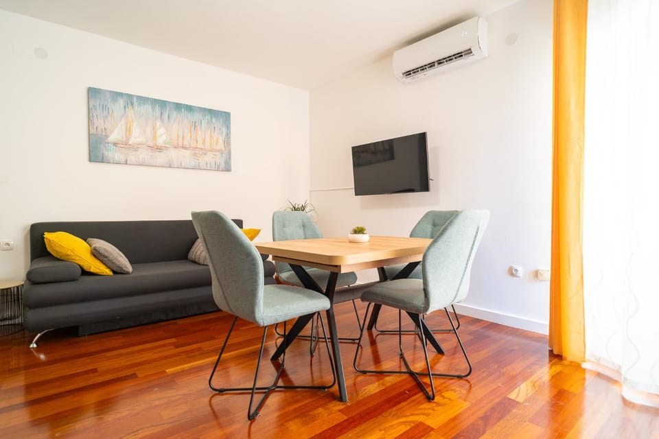 Living room, Seating area, Evening entertainment