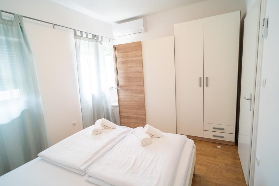 Bed, Photo of the whole room, towels, wardrobe