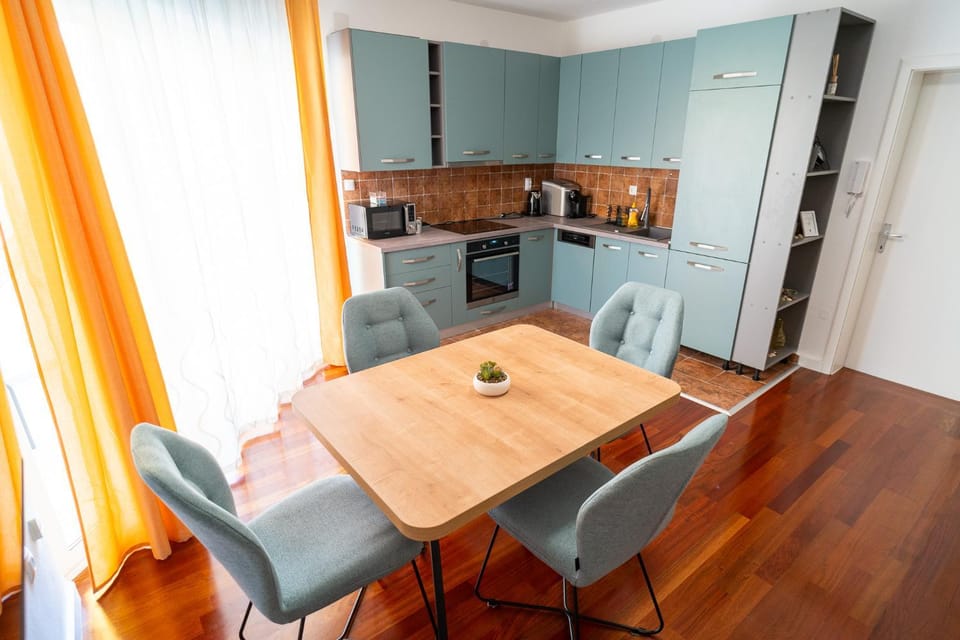 Kitchen or kitchenette, Dining area, minibar, pet friendly
