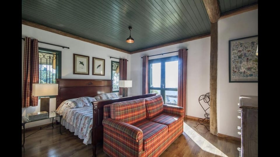 Bed, Photo of the whole room, Seating area, Bedroom