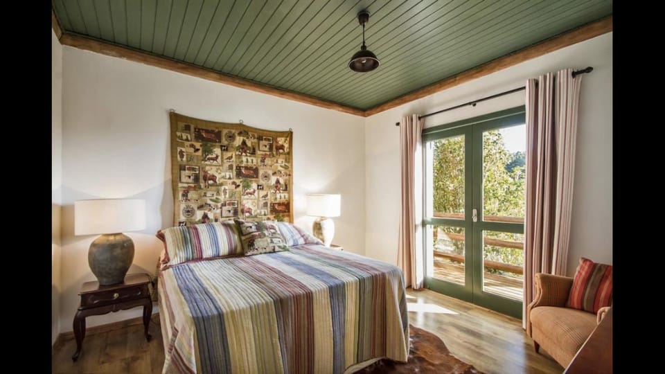 Bed, Photo of the whole room, Seating area, Bedroom