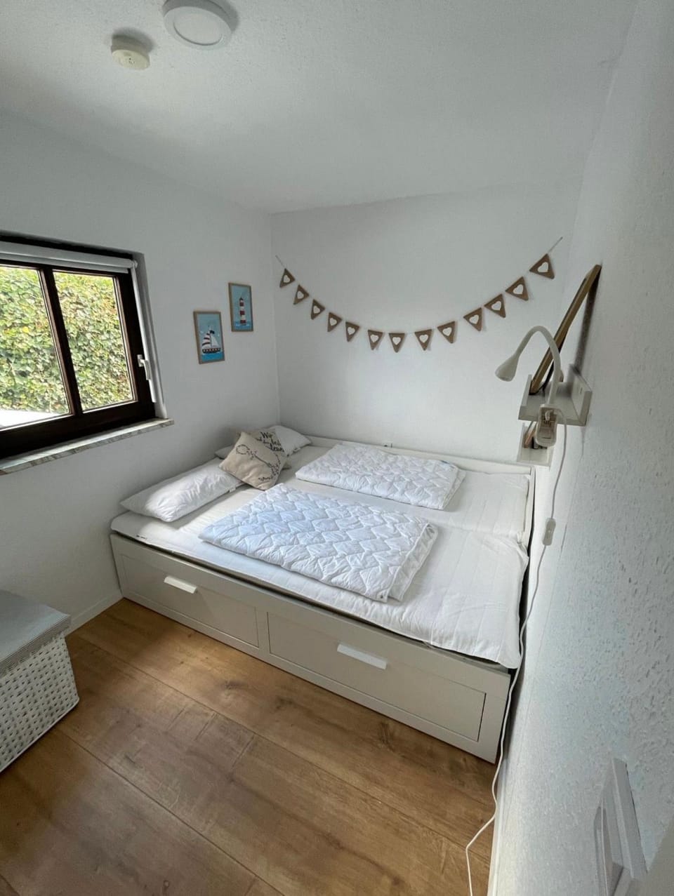 Photo of the whole room, children