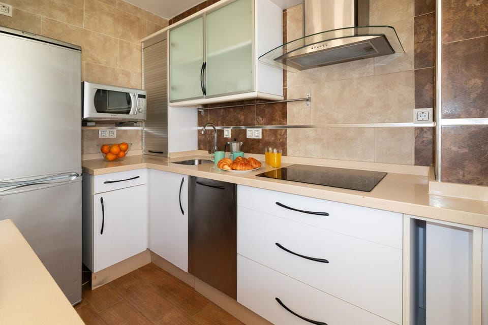 Kitchen or kitchenette, dishwasher, stove