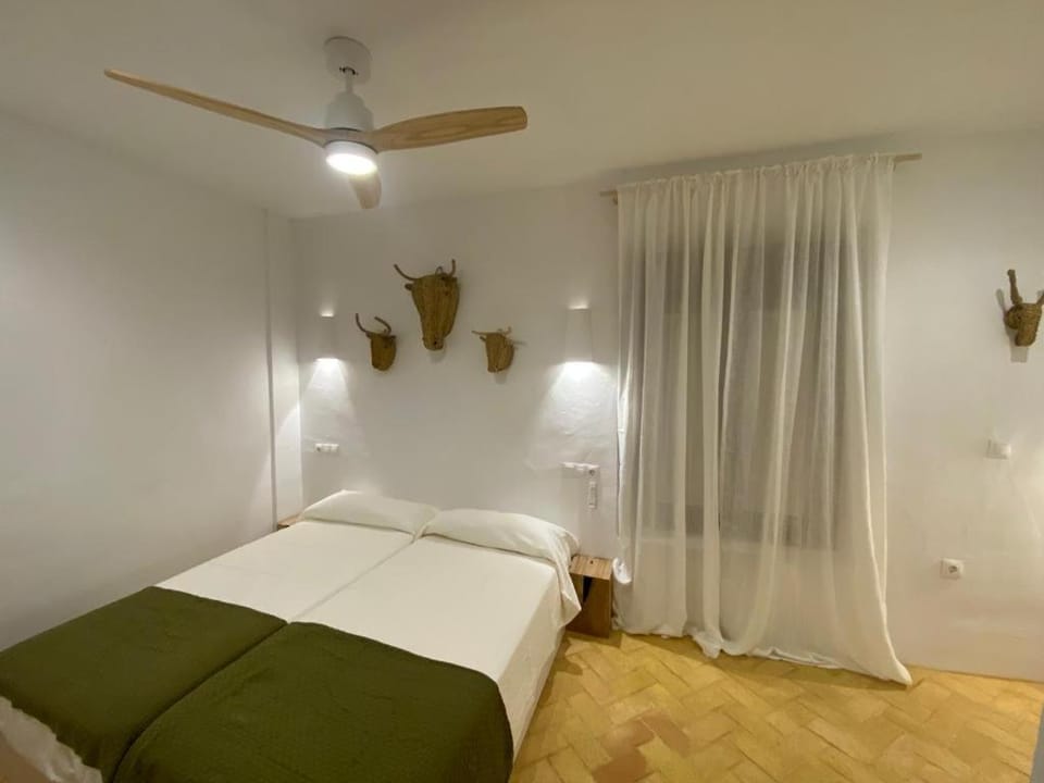 Bed, Photo of the whole room, Bedroom, fireplace