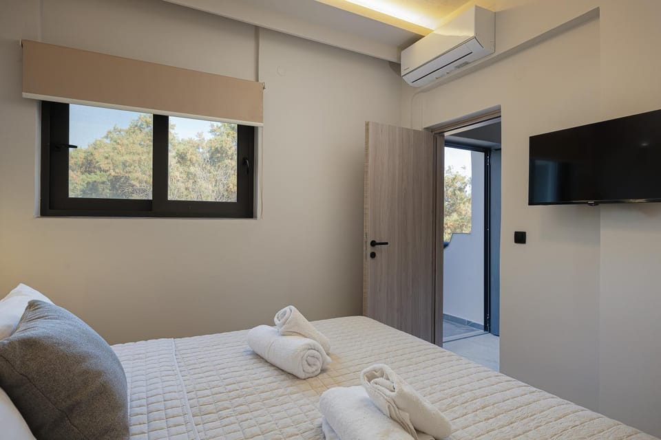 Bed, TV and multimedia, Bedroom, towels, air conditioner