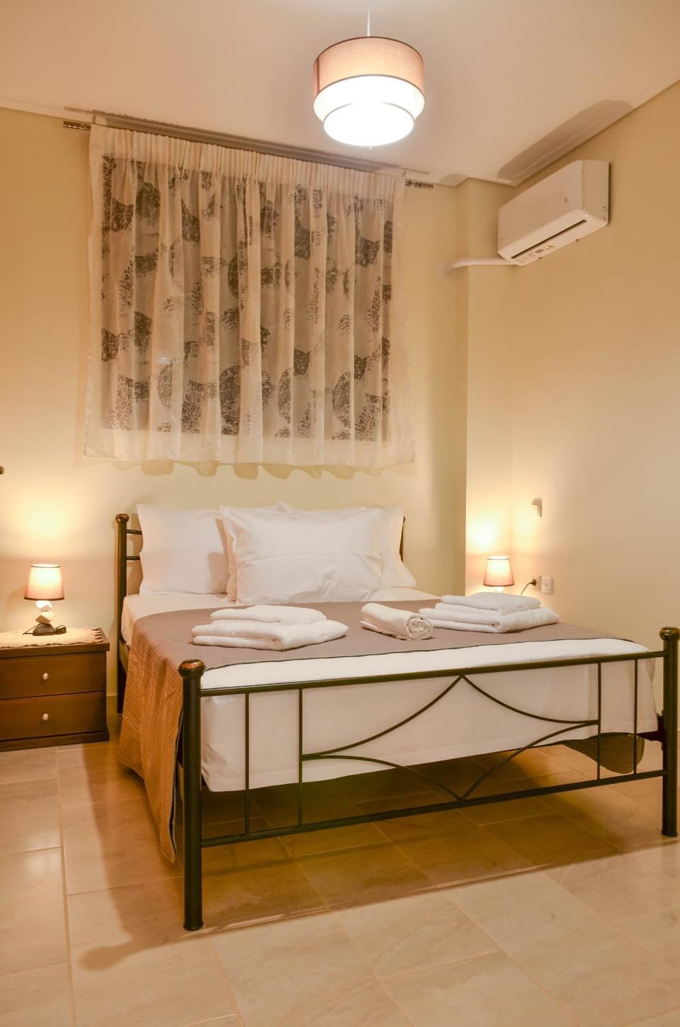 Bed, Photo of the whole room, Bedroom, air conditioner