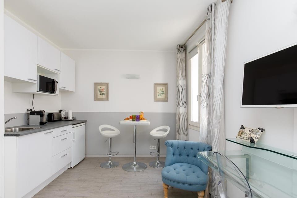 TV and multimedia, Coffee/tea facilities, Kitchen or kitchenette, Seating area, Dining area, minibar