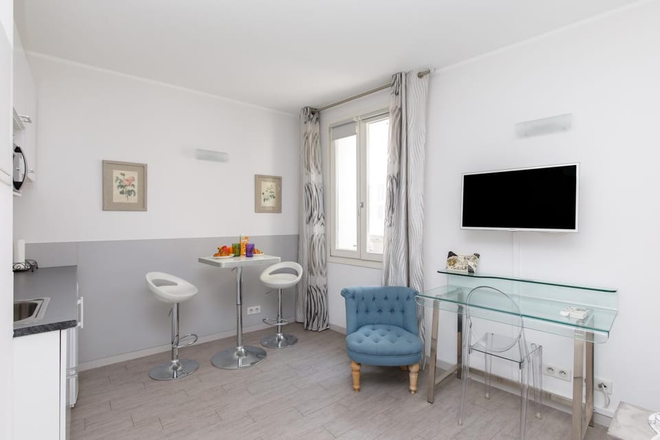 TV and multimedia, Seating area, Dining area