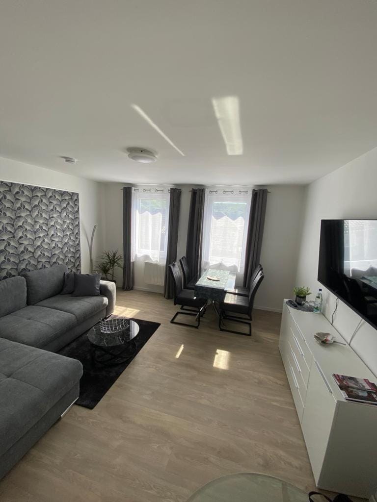 TV and multimedia, Living room, Seating area, flat iron