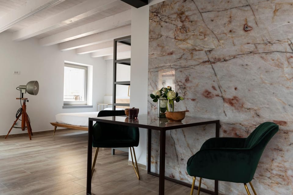 Photo of the whole room, Dining area