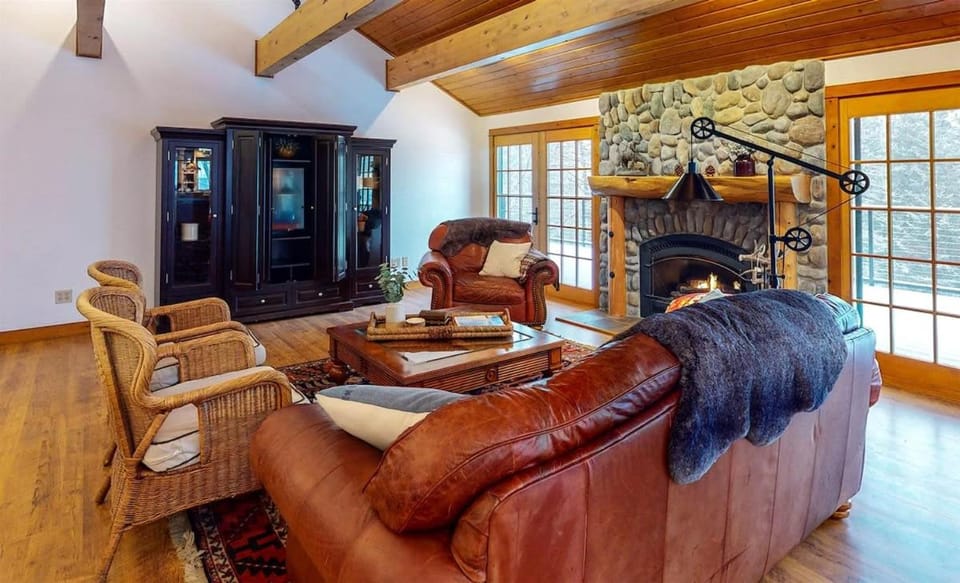 TV and multimedia, Living room, Seating area, fireplace, furniture