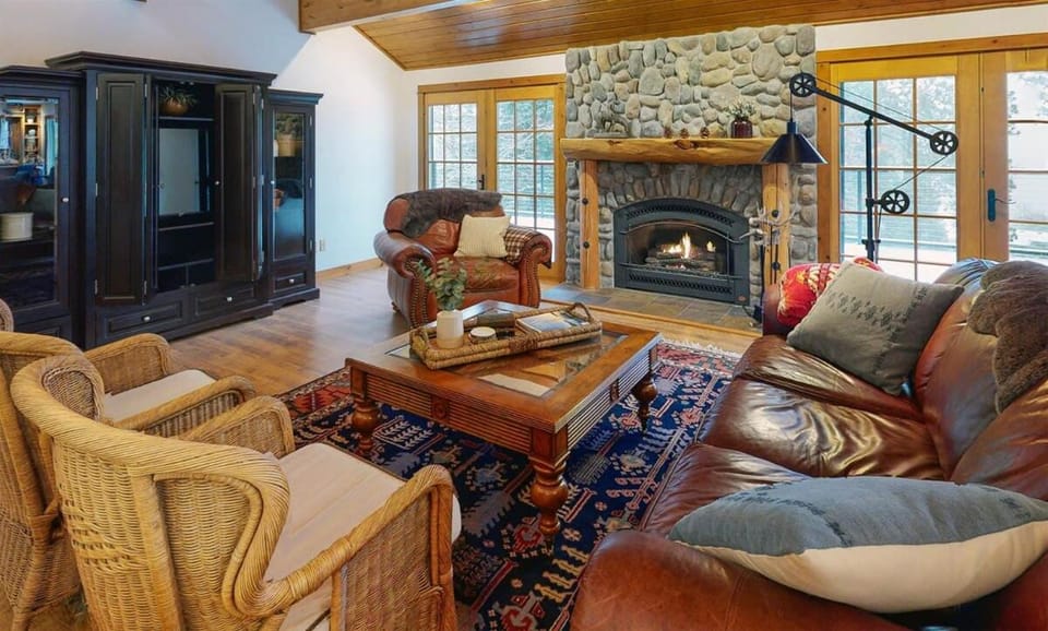 TV and multimedia, Living room, Seating area, fireplace, furniture