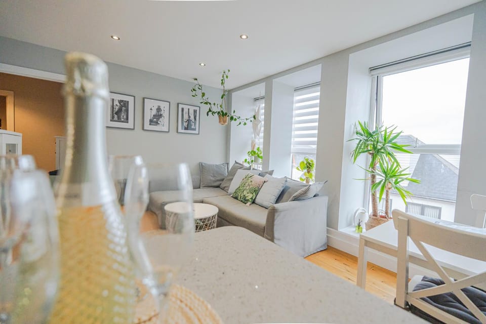 Stunning Bright Two Bedroom Apartment In Southbourne Apartment in Christchurch