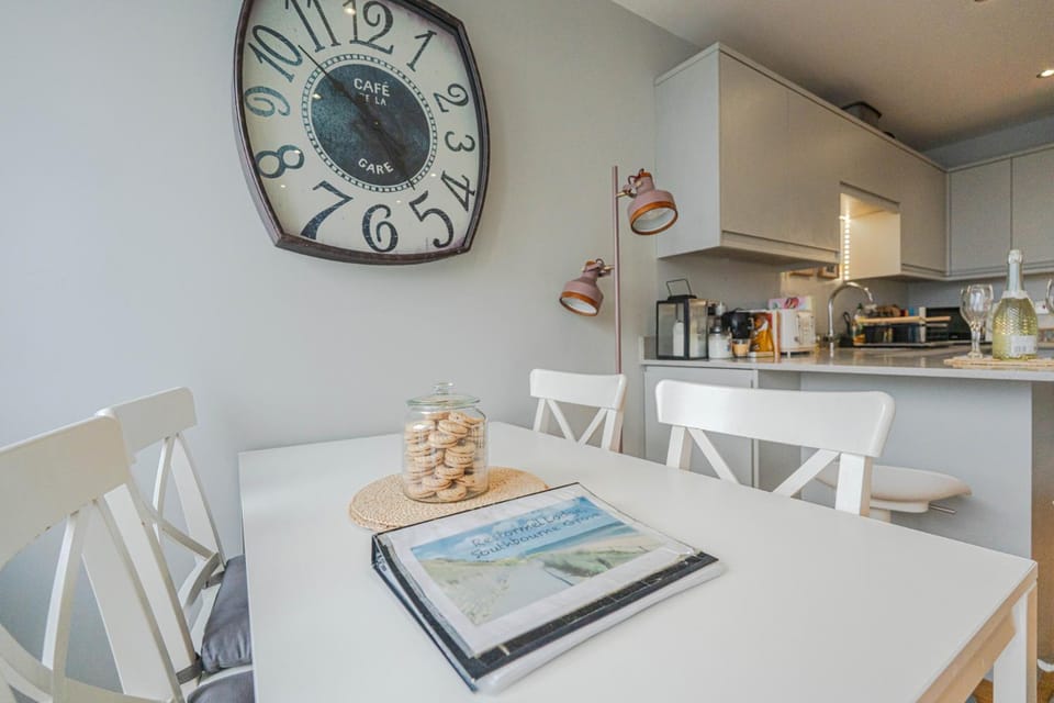 Stunning Bright Two Bedroom Apartment In Southbourne Apartment in Christchurch