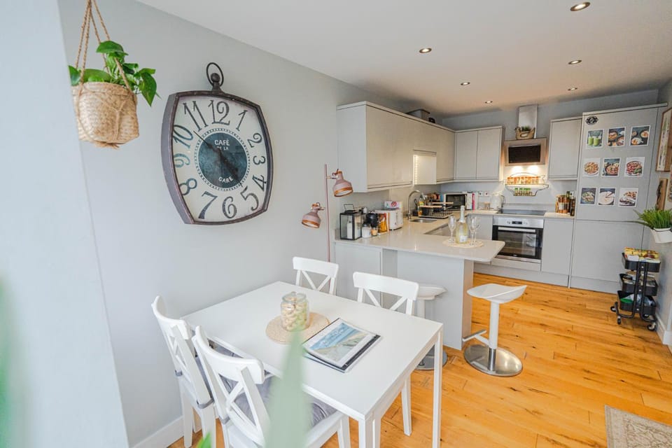 Lounge or bar, kitchen