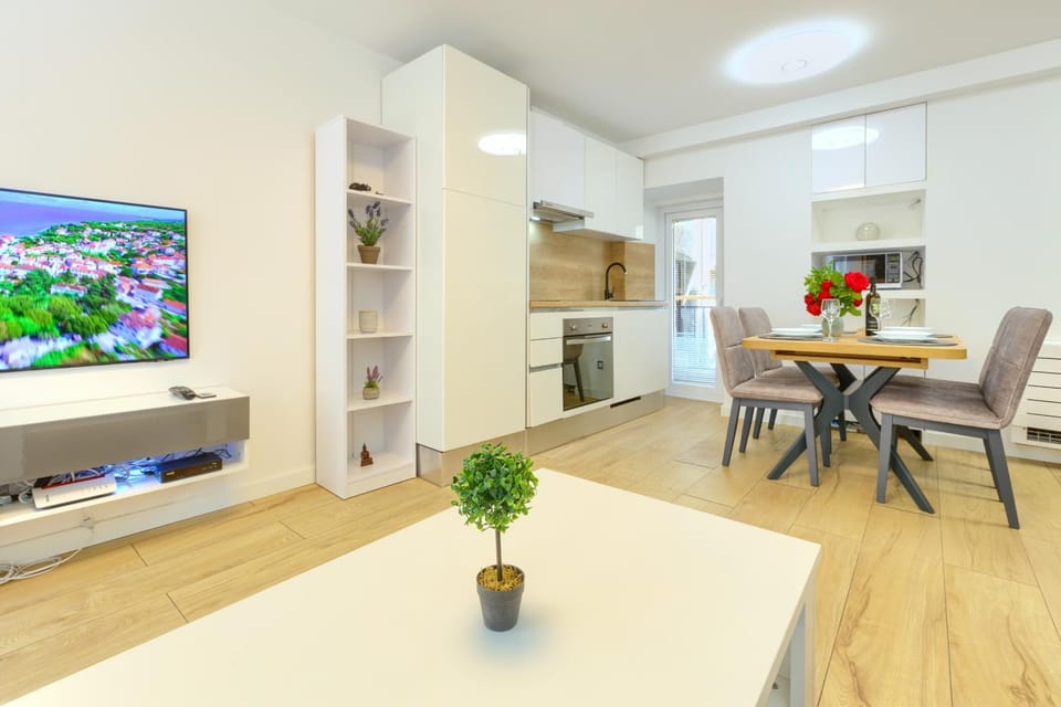 TV and multimedia, Kitchen or kitchenette, Living room, Seating area, Dining area