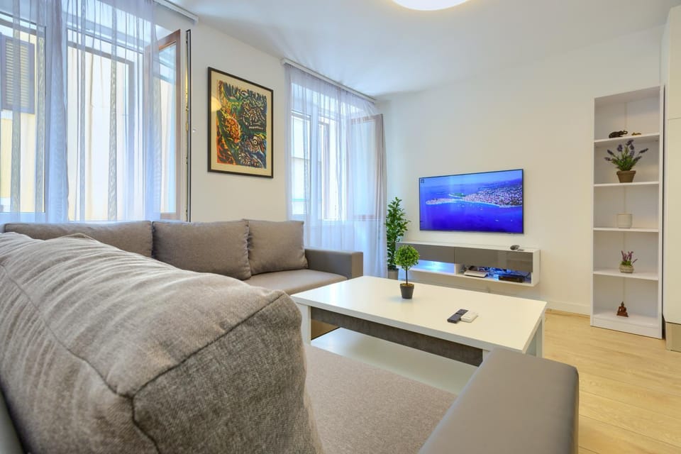 TV and multimedia, Living room, Seating area, Evening entertainment