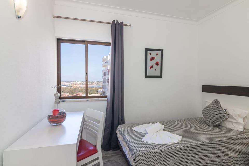 Bed, Photo of the whole room, Seating area, Bedroom, towels