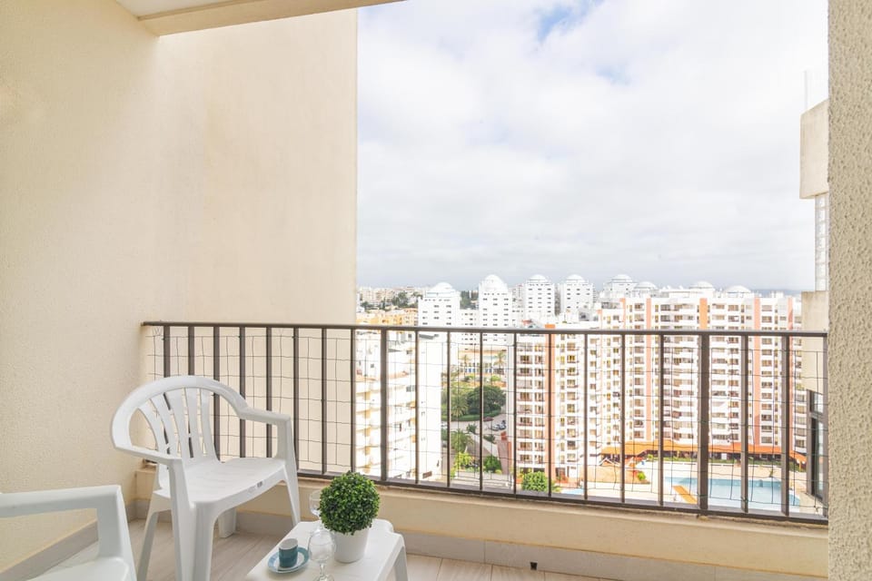 Property building, Day, View (from property/room), Balcony/Terrace, Dining area, City view