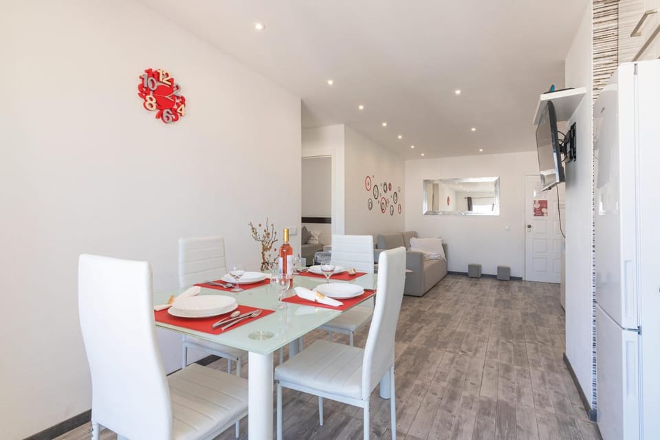 TV and multimedia, Kitchen or kitchenette, Living room, Seating area, Dining area, oven