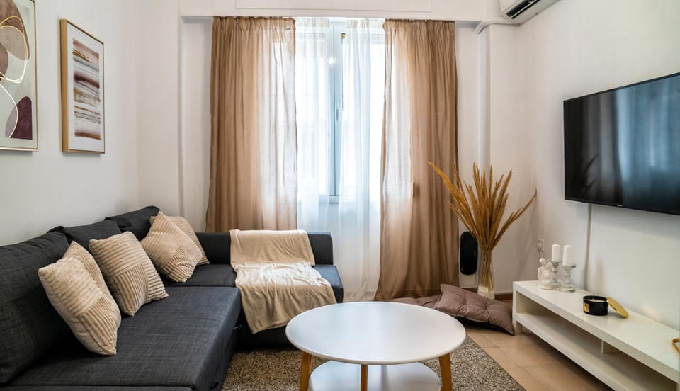 Communal lounge/ TV room, TV and multimedia, Living room, Seating area, Evening entertainment