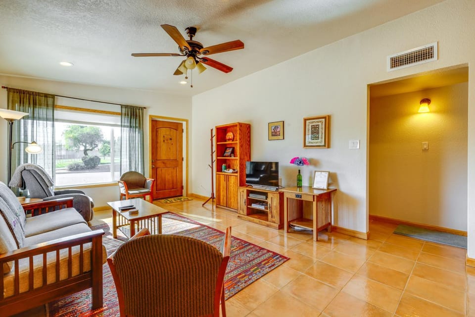 2 Mi to ASU Campus! Game Day Hub w/ Patio House in Tempe